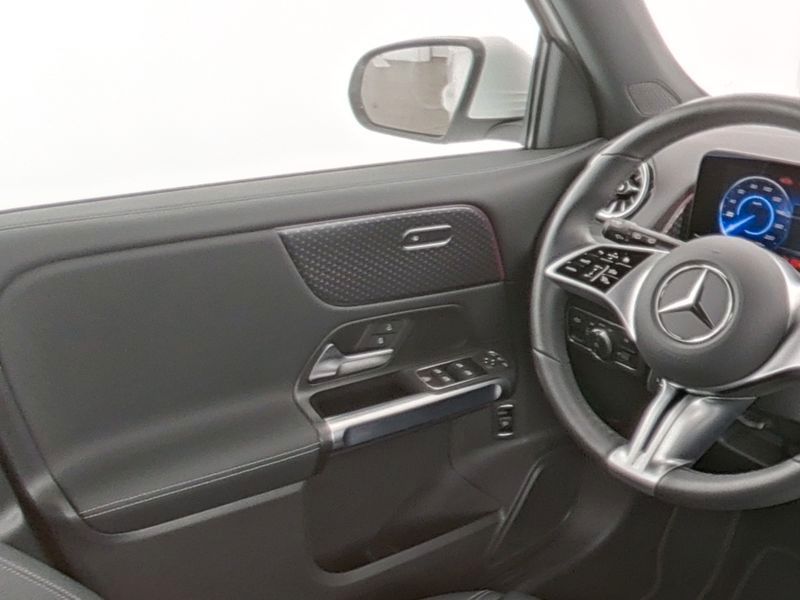 Fahrzeugabbildung Mercedes-Benz EQB 250+ BONUS+DISTRONIC+LENKRADHEIZ+AMBIENTE+