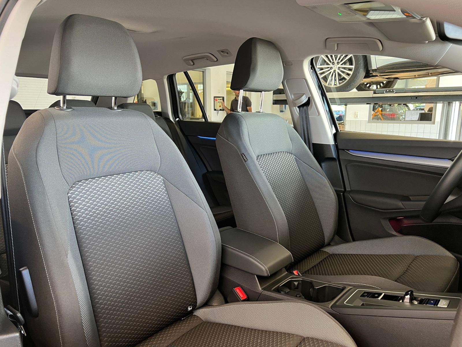 Fahrzeugabbildung Volkswagen Golf VIII Variant ACTIVE 1.5 eTSI DSG *AHK, LED,