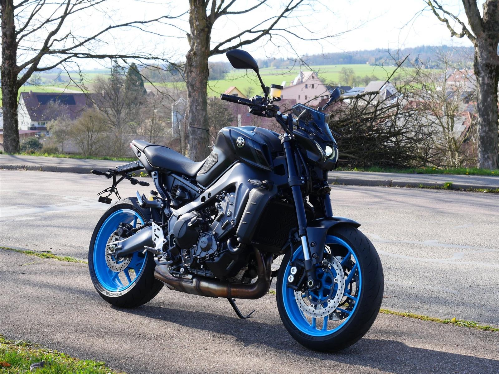 Yamaha MT-09 Blaue Felgen