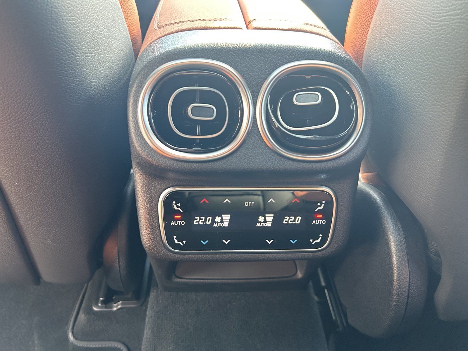 Fahrzeugabbildung Mercedes-Benz GLC 300 Cpé AMG Prem+ AIRMATIC Sitzklima AHK 20"