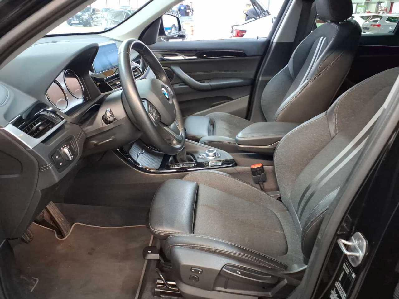 BMW X1 sDrive18d Sport Line Navi SHZ LED