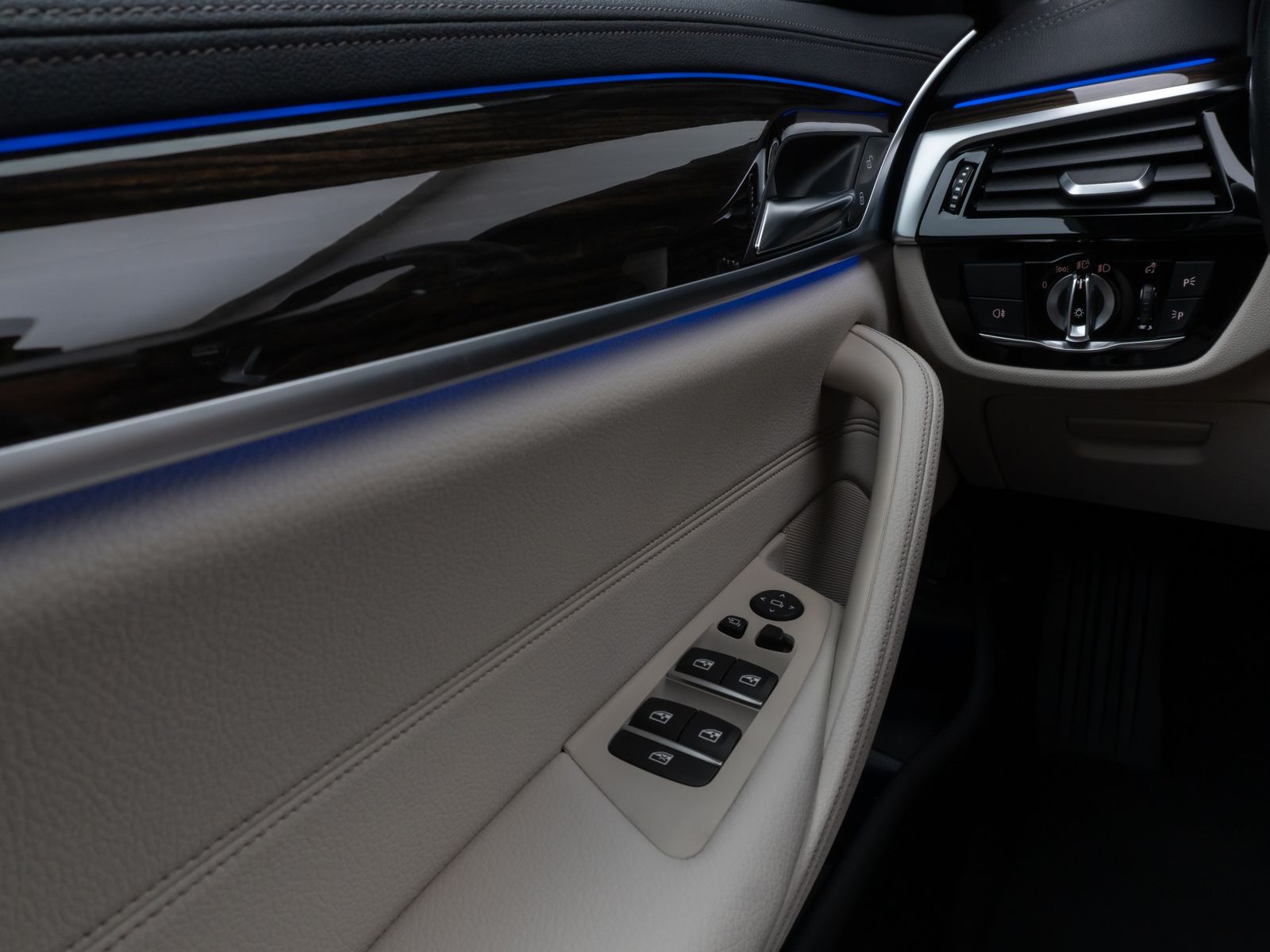 Fahrzeugabbildung BMW 530d LuxuryLine Laser HUD DAB HiFi DisKey 19Zoll
