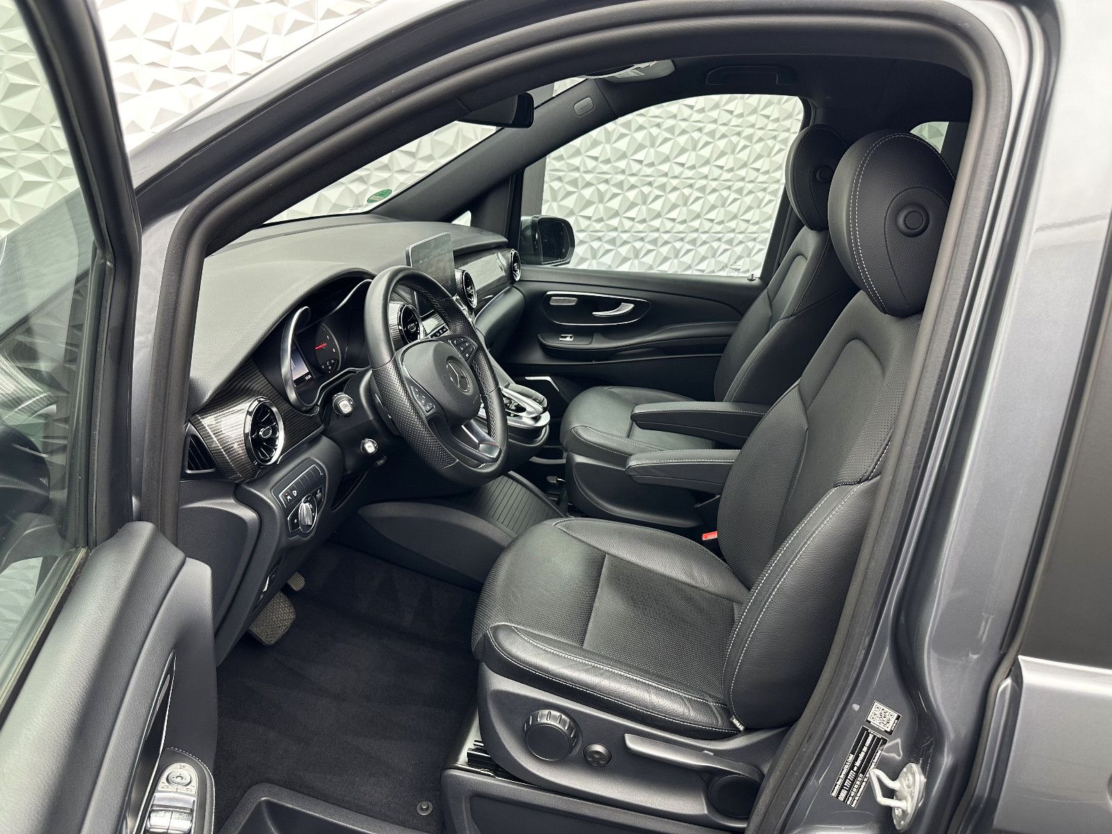 Fahrzeugabbildung Mercedes-Benz V 300d LANG/9G/DISTRO/STANDHZ/360°/BURMESTER/AHK