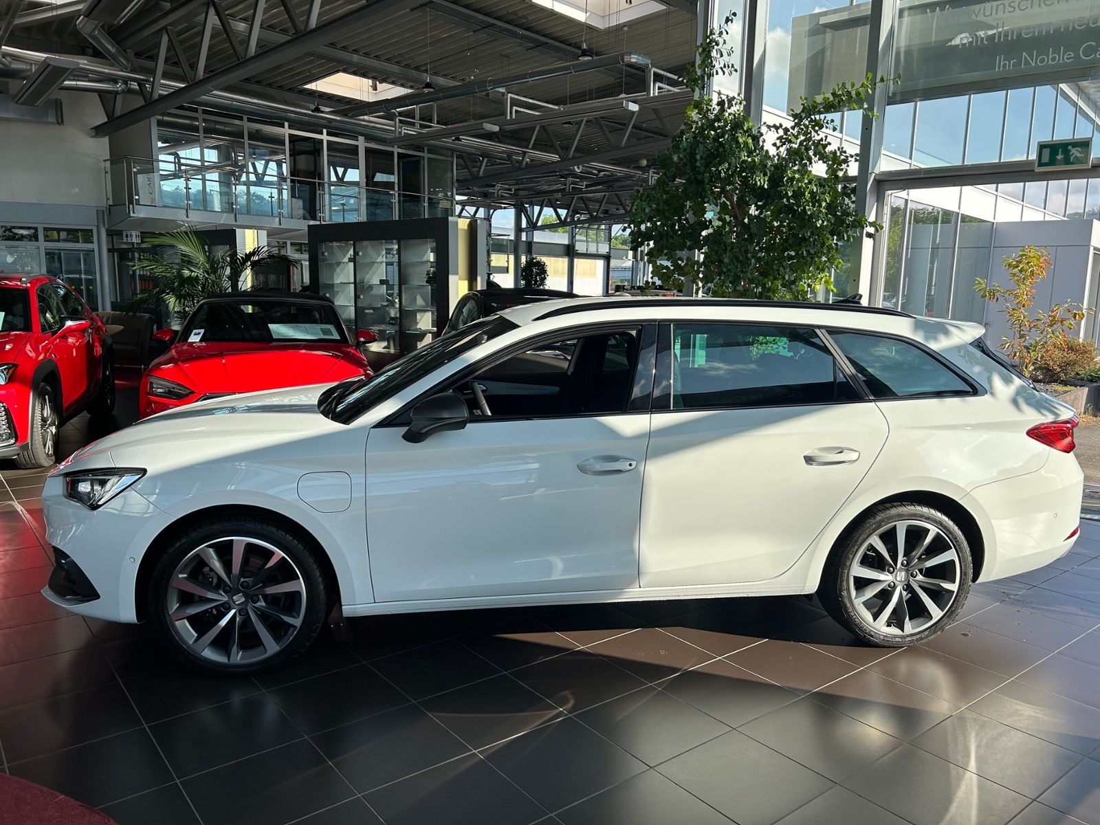 Fahrzeugabbildung SEAT Leon Sportstourer FR e-Hybrid LED NAVI ALU