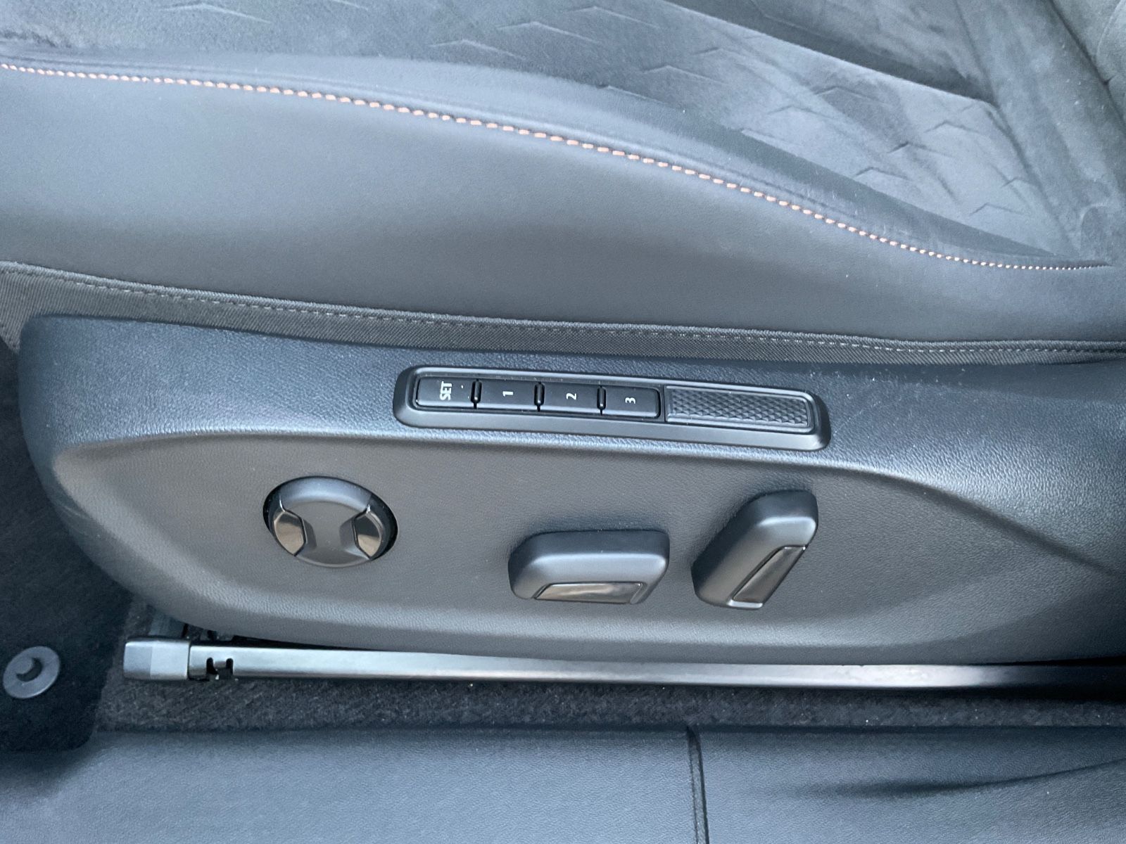 Fahrzeugabbildung CUPRA Terramar 1.5 eTSI DSG,Kamera,LED,ACC,Navi,Memory