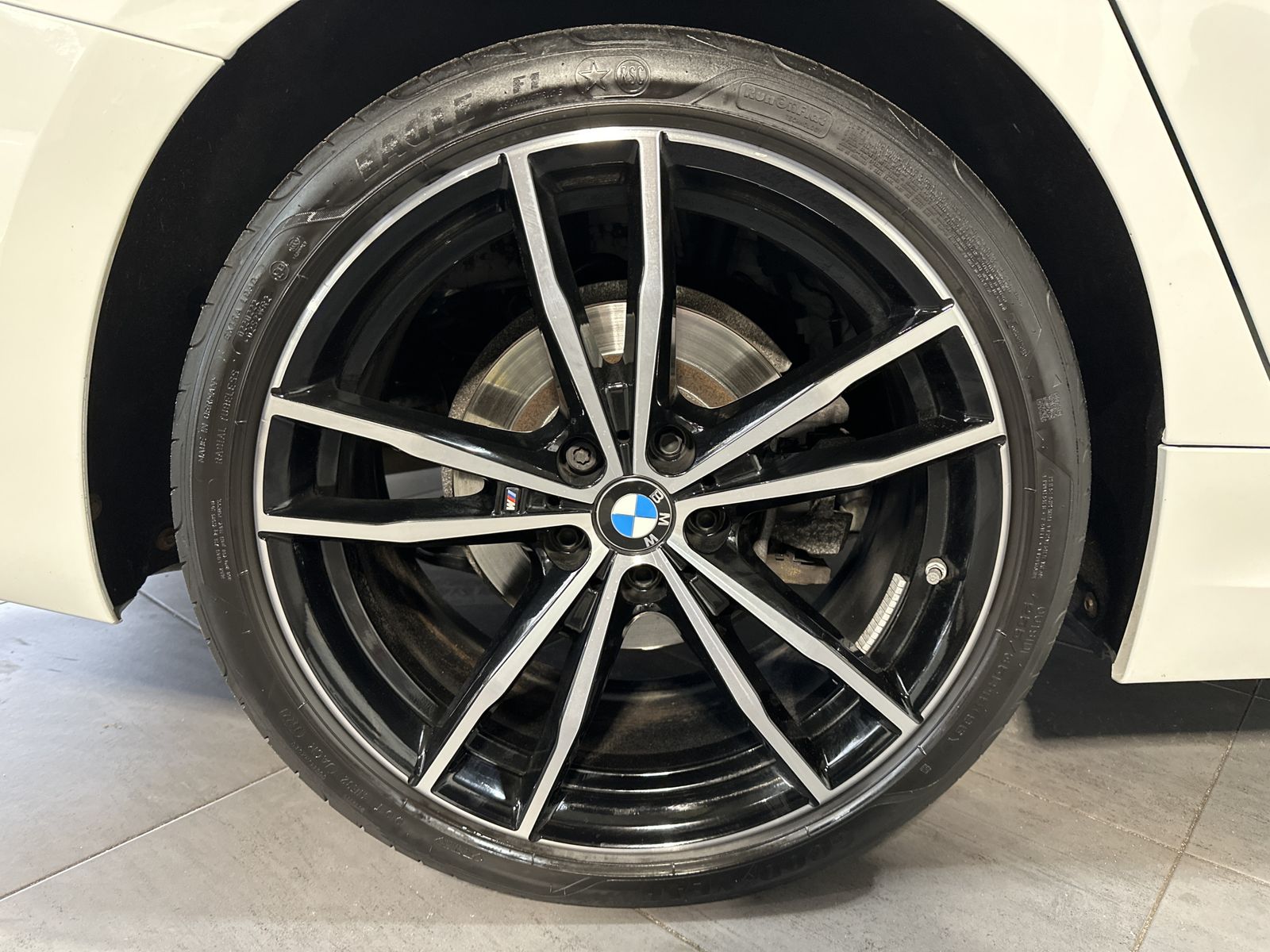 Fahrzeugabbildung BMW 320d Touring xDrive M-Sport NAV+LASER+H&K+PANORA