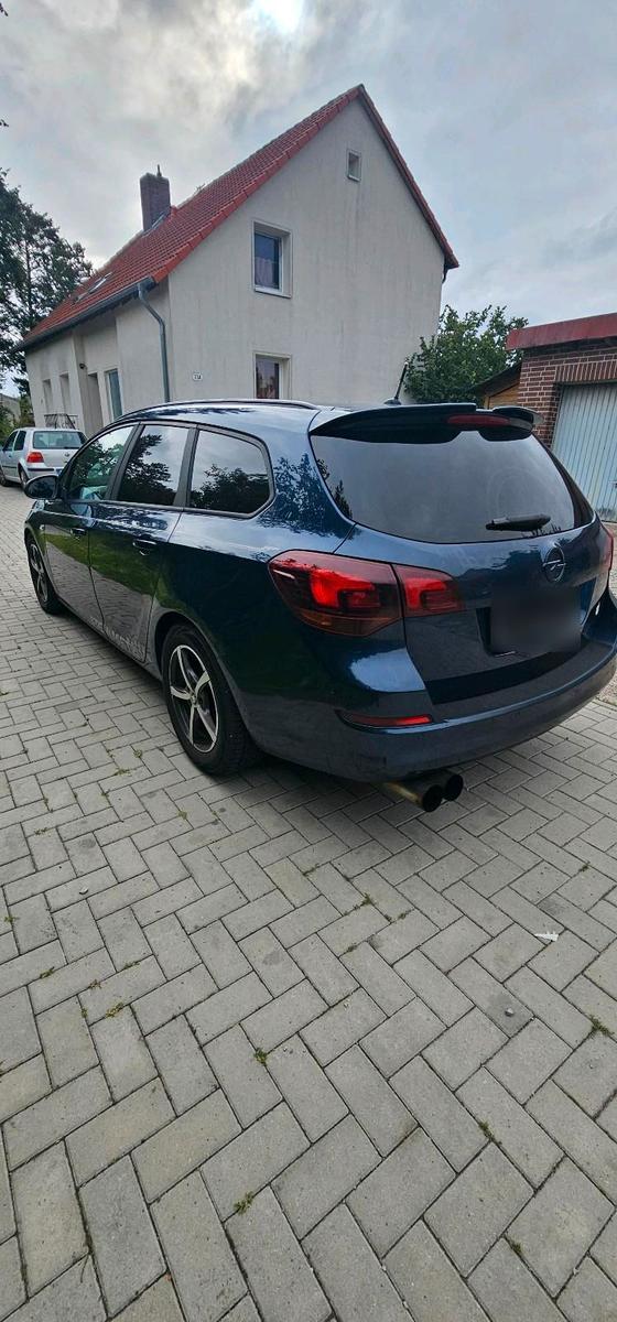 Opel Astra 2011 — photo 6