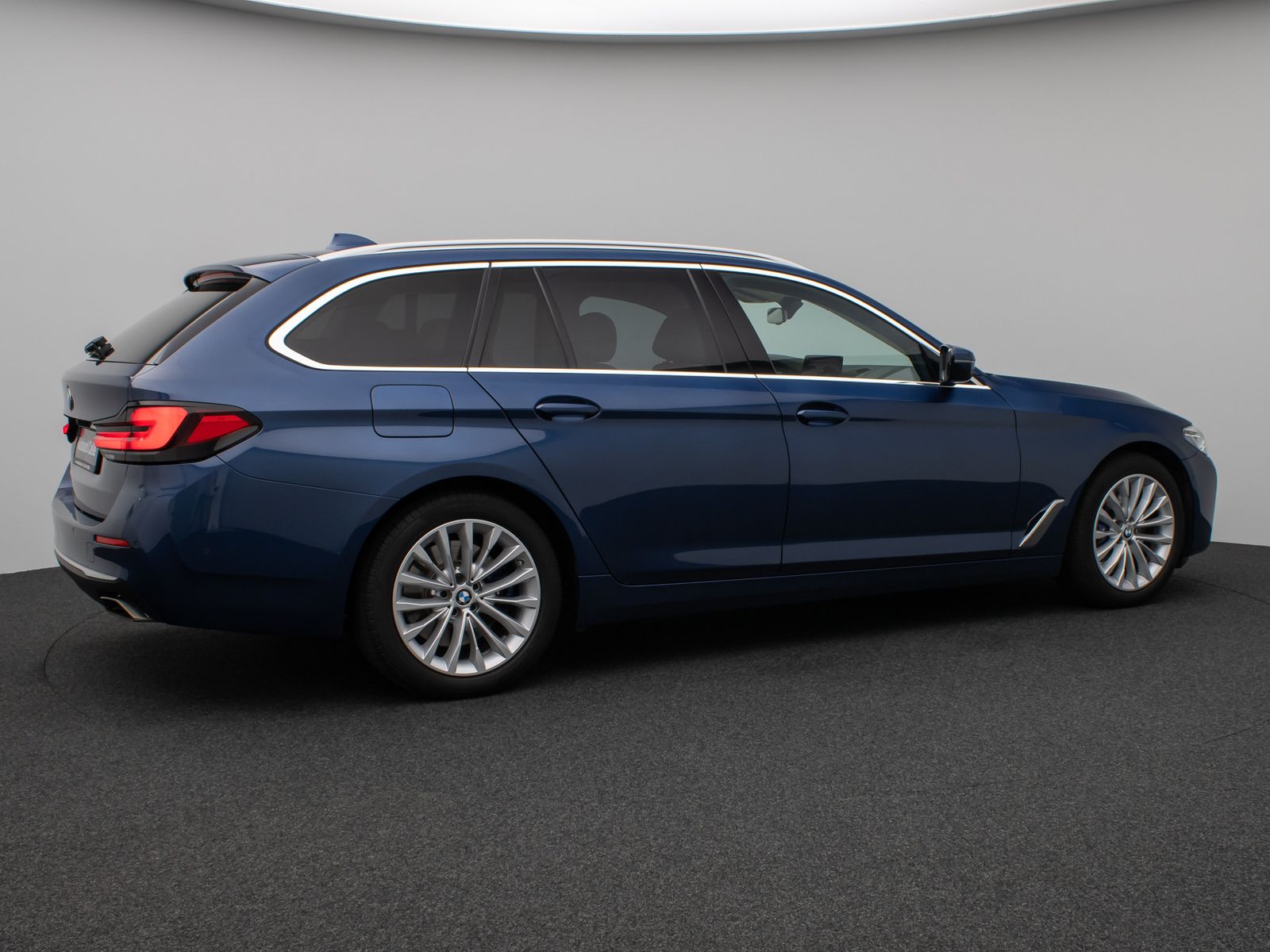 Fahrzeugabbildung BMW 530d Luxury Line Panorama Kamera HUD DAB Sport