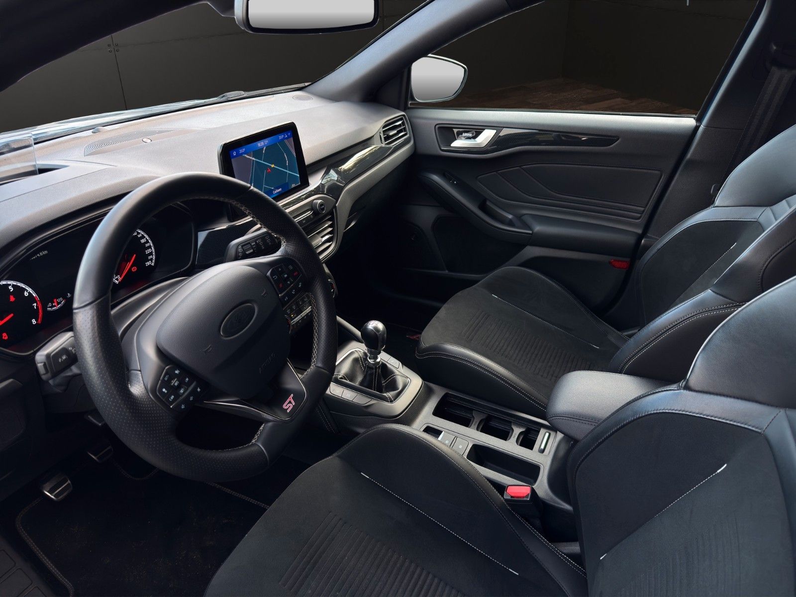 Fahrzeugabbildung Ford Focus Lim. ST *Head-Up*B&O*Keyless*Recaro*ACC