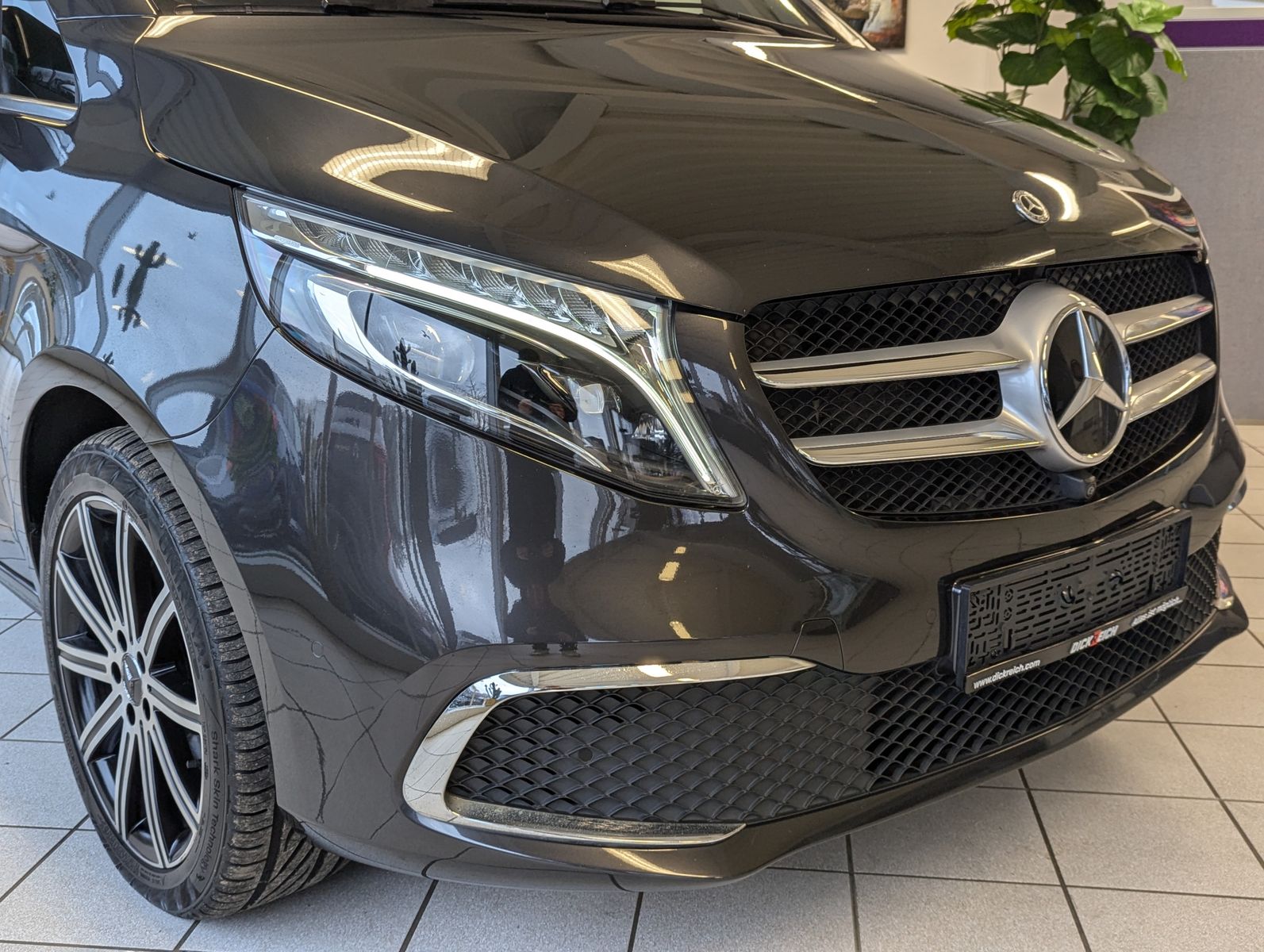 Fahrzeugabbildung Mercedes-Benz V 300 d EXCLUSIVE 4M lang Pano Nappa AHK VOLL 19