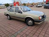 Opel Ascona C 1.6 90PS - Opel Ascona mit Benzin-Antrieb: Limousine, Automatik