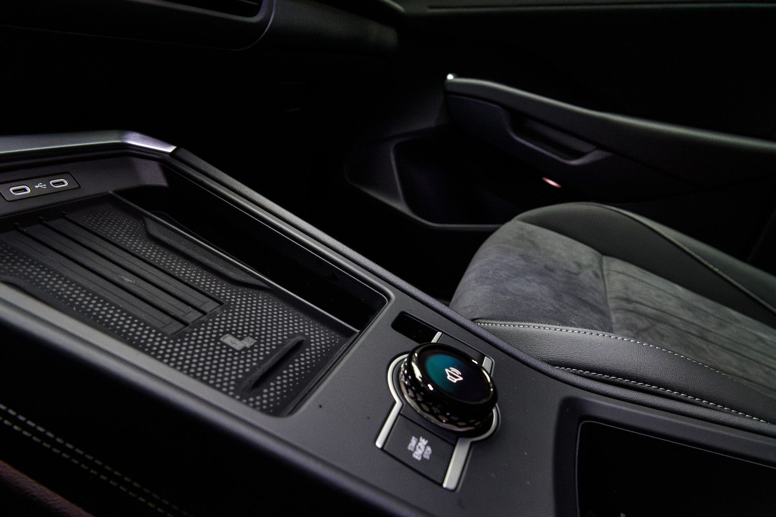 Fahrzeugabbildung Volkswagen T-Roc 1.5 eTSI  Style+IQ-Light+AHK+5 Jahre Gar.