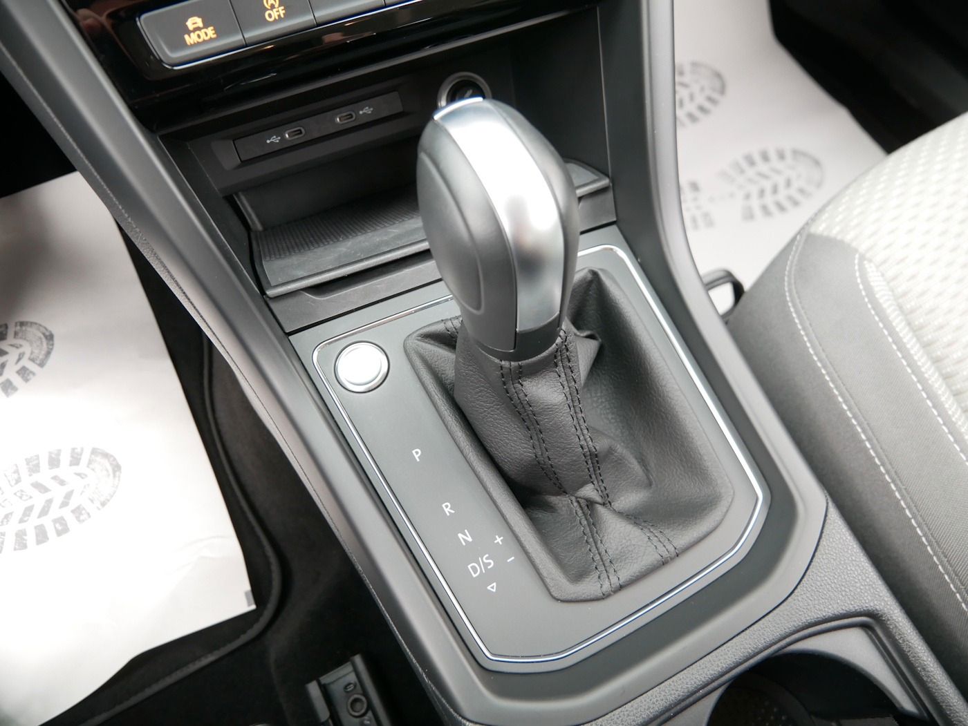 Fahrzeugabbildung Volkswagen Touran 1.5 Comfortline NEU49T 7-Sitzer AHK Kamer