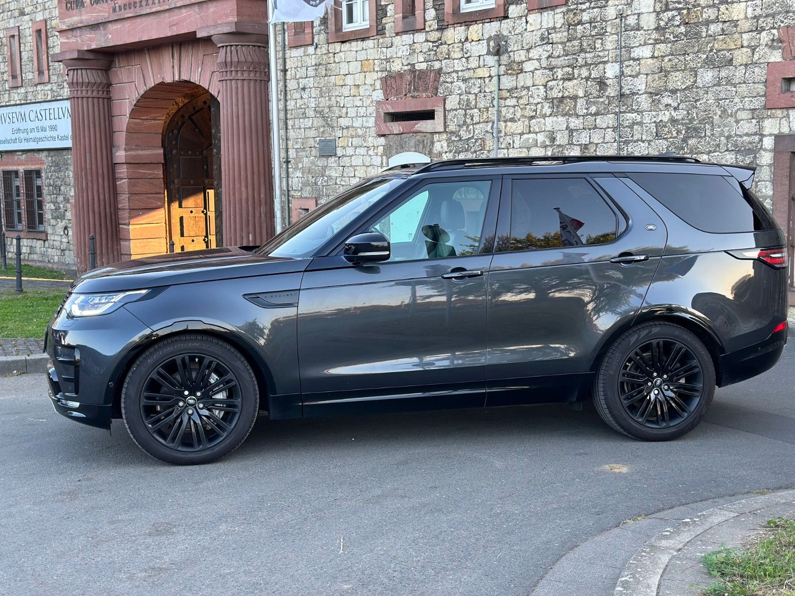 Fahrzeugabbildung Land Rover DISCOVERY 5LANDMARK EDITION SDV6*AHK+7SIT.+PAN*