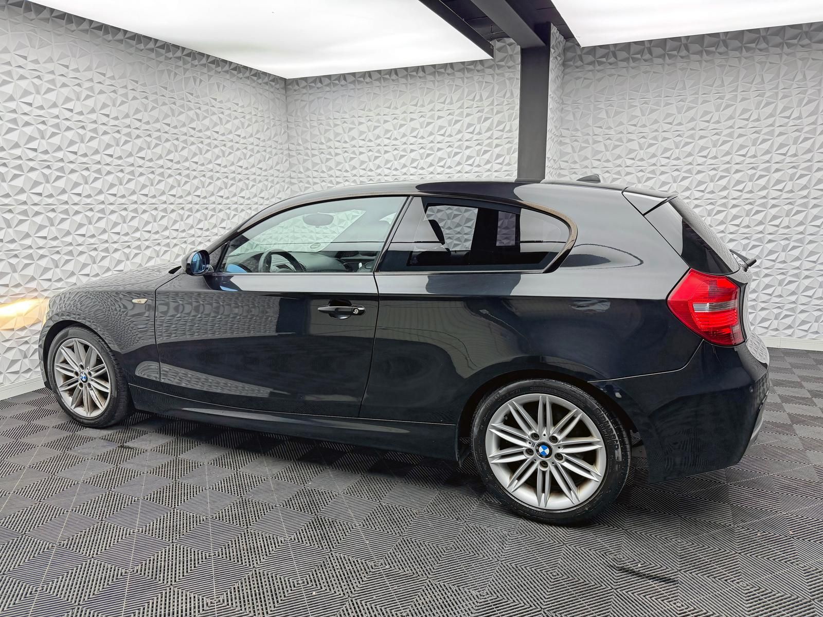 Fahrzeugabbildung BMW 118i M-PAKET/PDC/PANO/KLIMA/SCHECKHEFT/XENON/TFL
