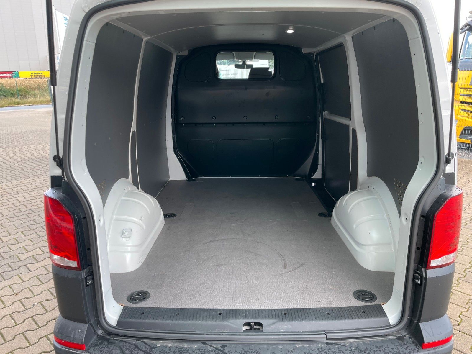 Fahrzeugabbildung Volkswagen T 6.1 Transporter  2.0 TDI  Klima PDC