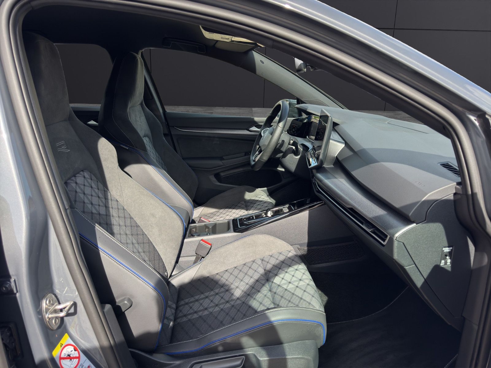 Fahrzeugabbildung Volkswagen Golf VIII R-Line/ACC/Navi/Ambiente/Apple CarPlay
