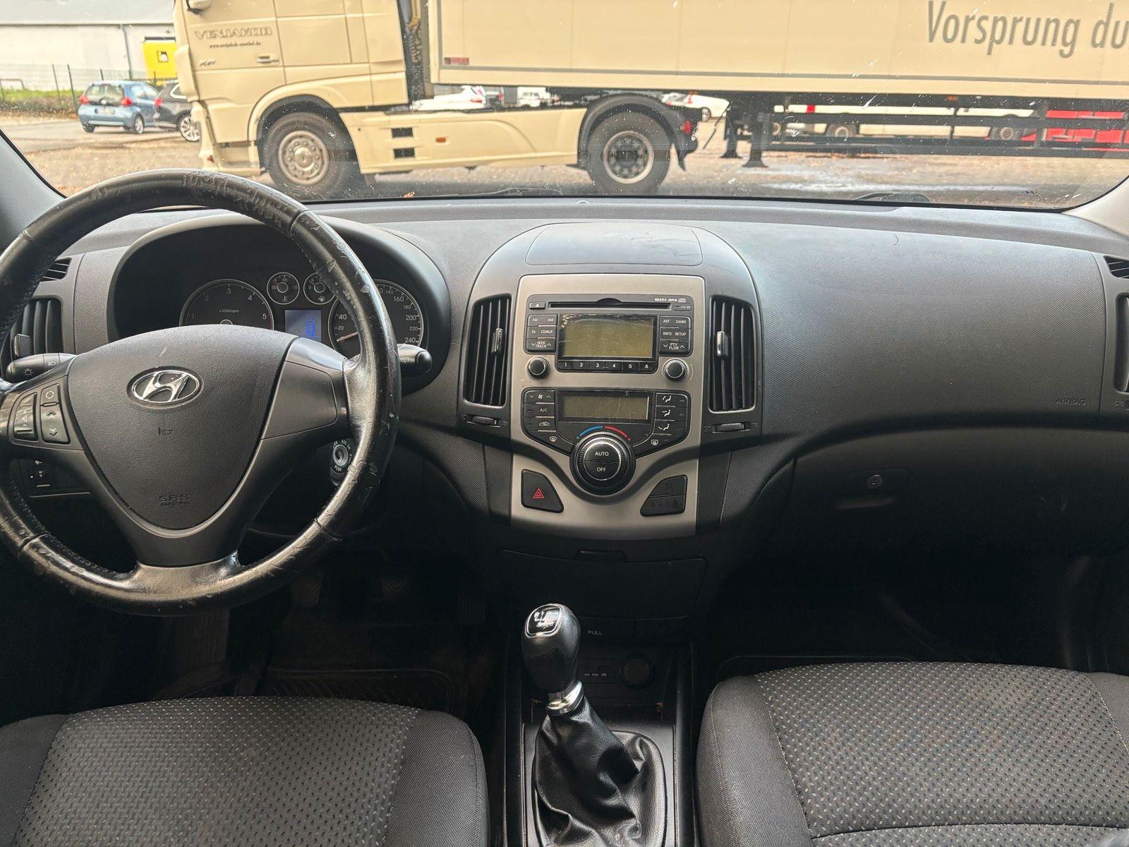 Hyundai i30 2011 — photo 8