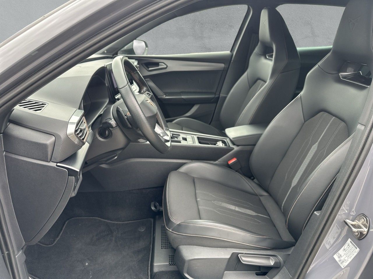 Fahrzeugabbildung CUPRA Leon VZ 2.0TSI 300 PS DSG*KW-Gewinde*Cam* - mit KI generiert/bearbeitet