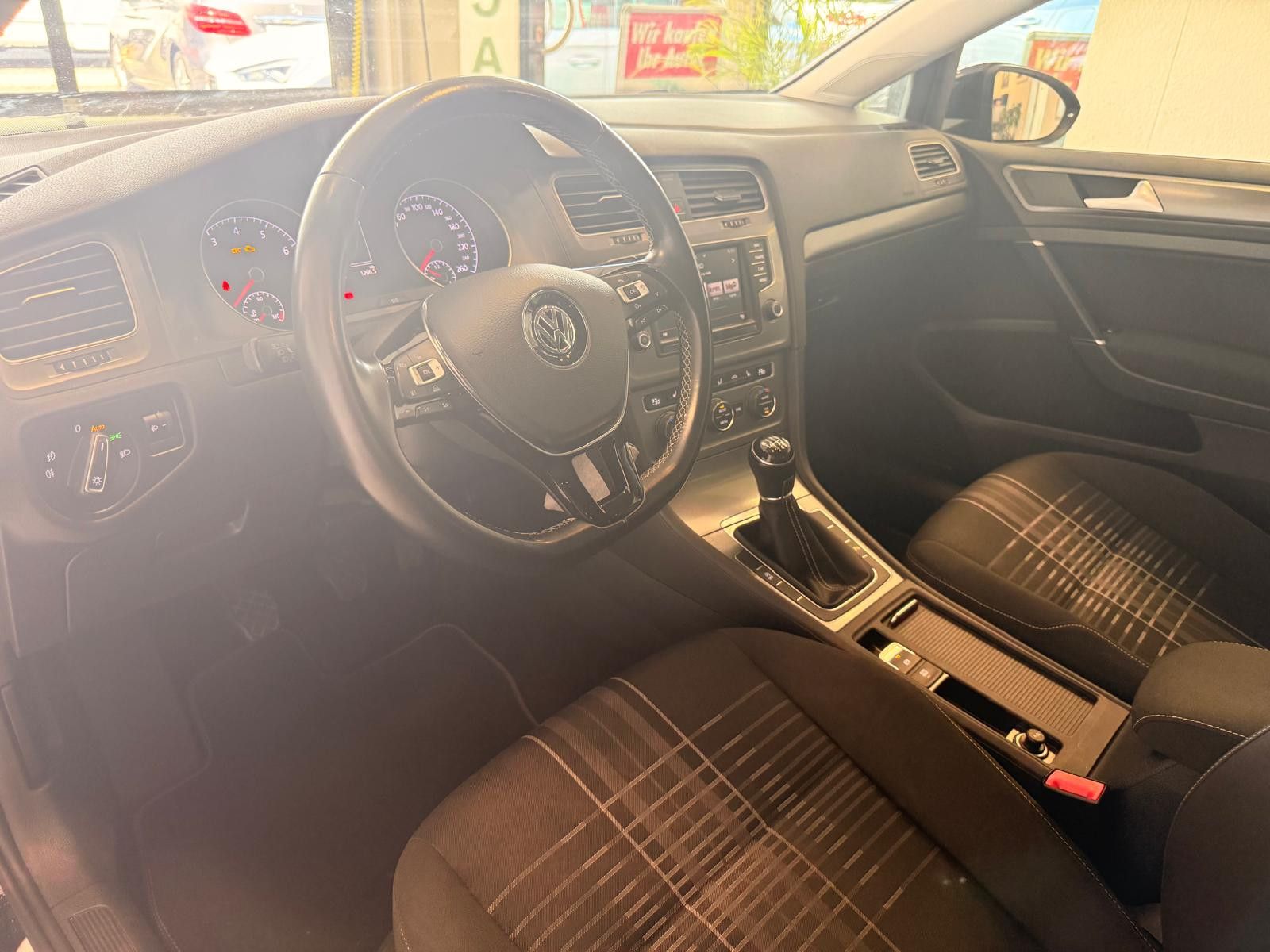 Fahrzeugabbildung Volkswagen Golf VII Lim. Lounge BMT / KLIMA / NAVI /