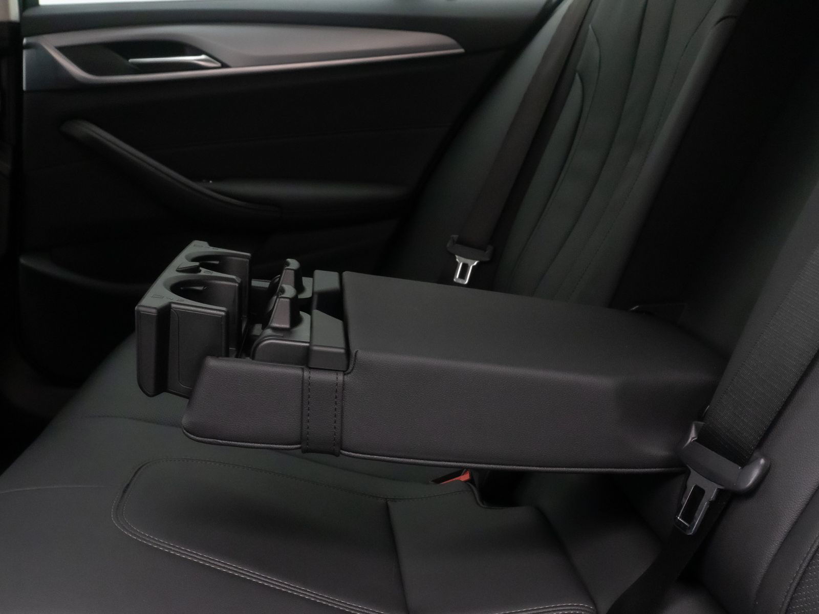 Fahrzeugabbildung BMW 530e Alarm AHK HUD DAB 4xKlima HiFi Leder Sport