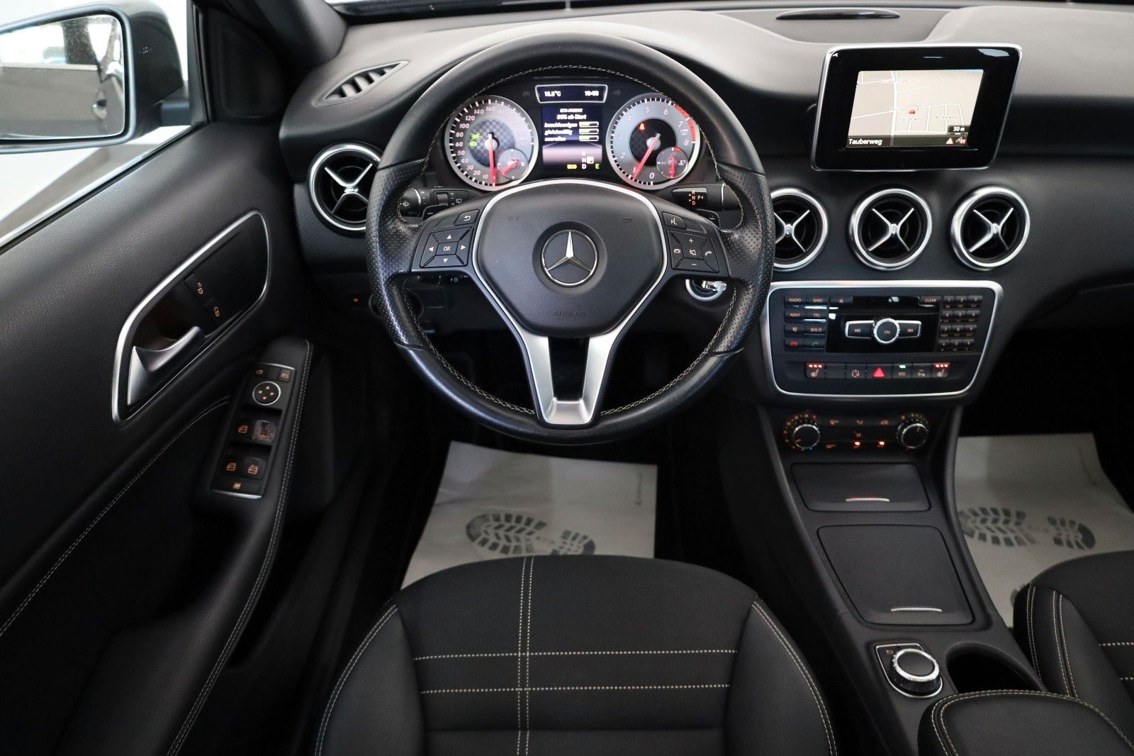 Fahrzeugabbildung Mercedes-Benz A 180 Urban T.Leder,Navi,Xenon,Panorama,SH,PDC