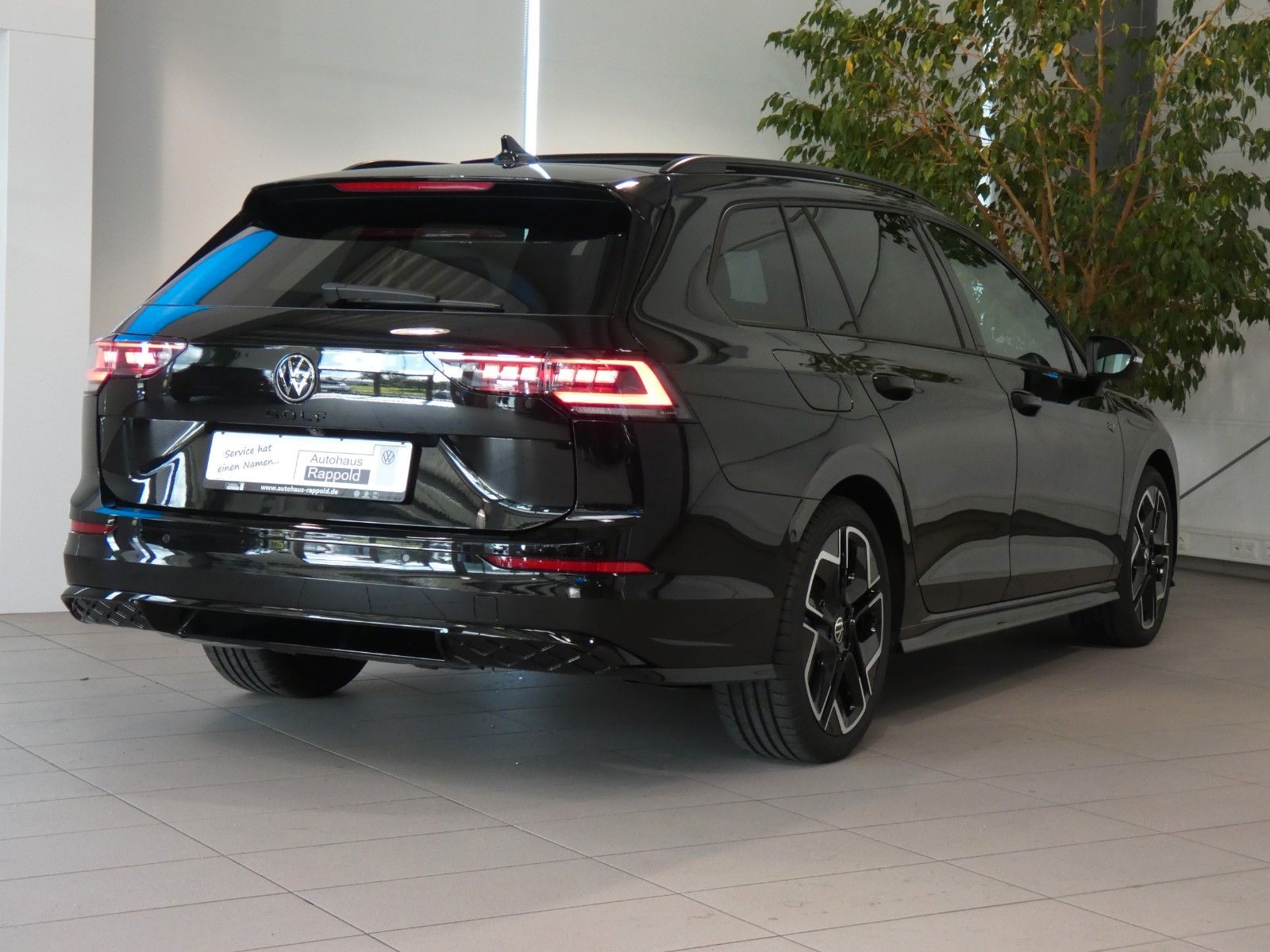 Volkswagen Golf Variant 1.5 eTSI R-Line DSG AHK Black Style foto 4