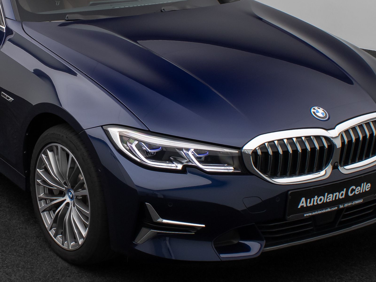 Fahrzeugabbildung BMW 330e xD Luxury Line Panorama HUD Individual Voll
