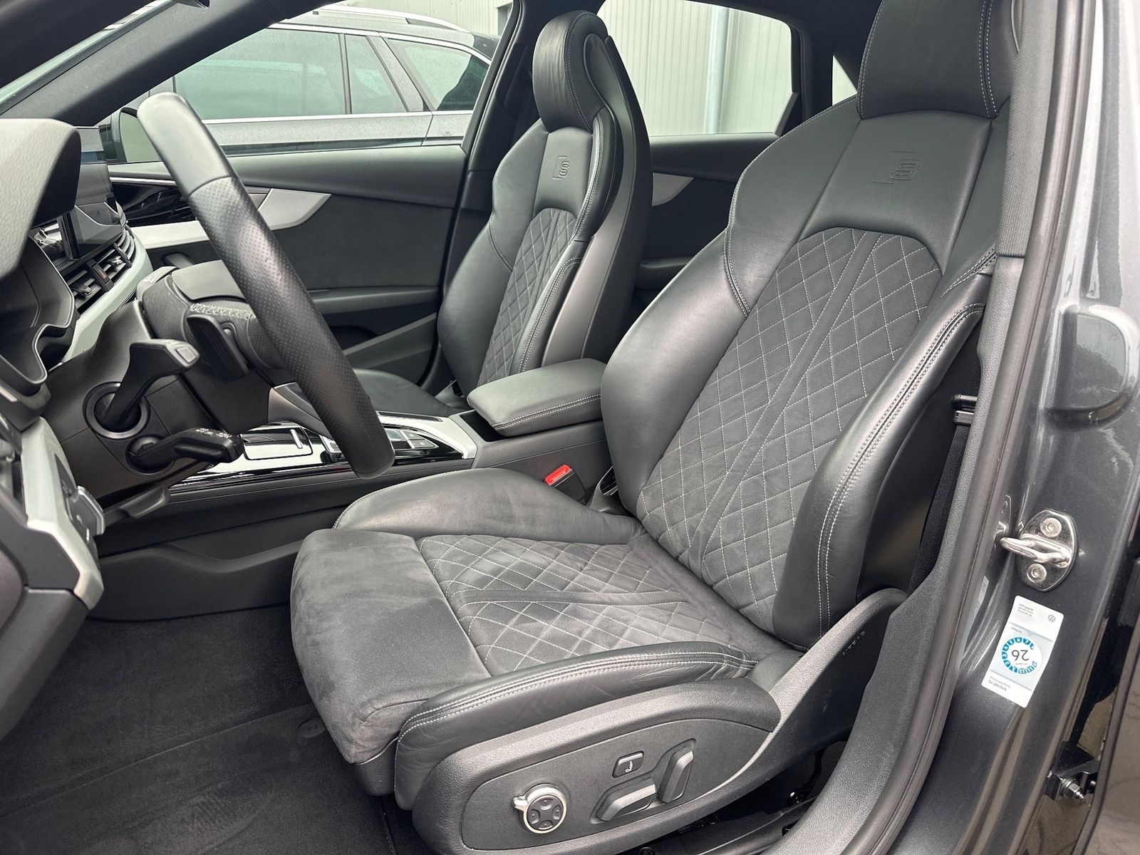 Fahrzeugabbildung Audi A4 40 TDI S-Line Black NAV+LED+PANO+AHK+KAM