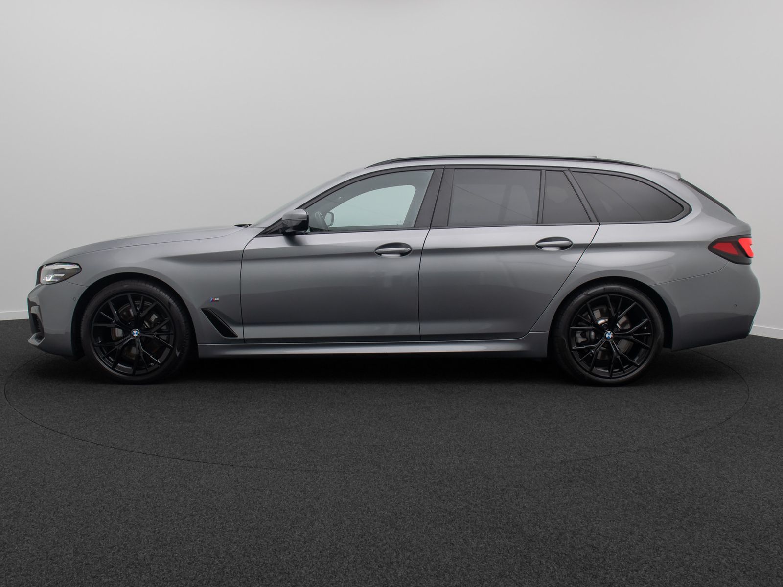 Fahrzeugabbildung BMW 520d xD M Sport HUD DAB Alarm H/K Kamera AHK 19"