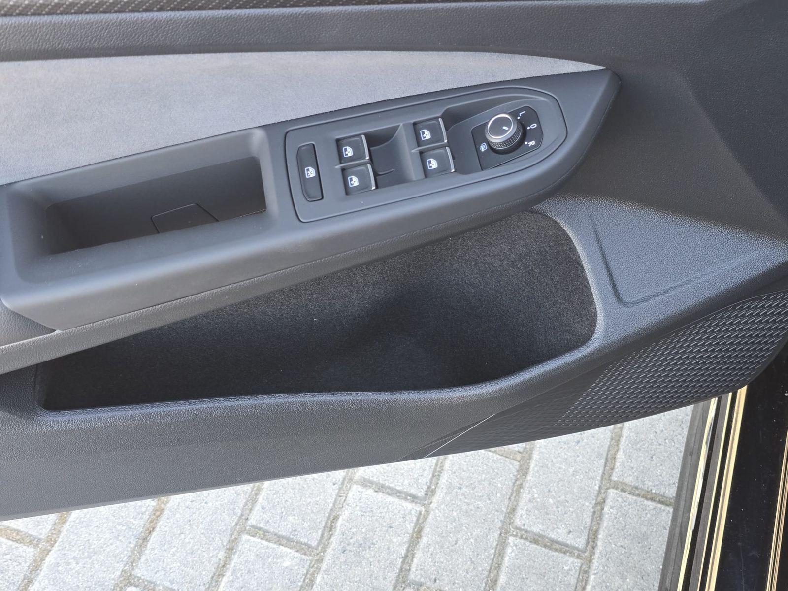Fahrzeugabbildung Volkswagen Golf 1.5 TSI R-Line PANO*LED*ACC*KAMERA*PremNAVI