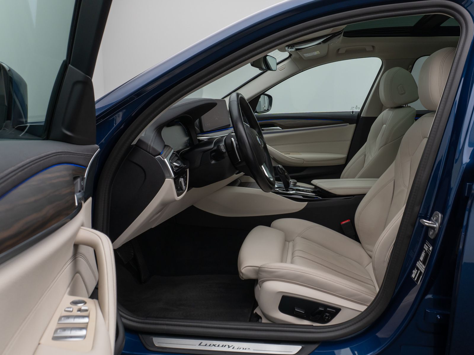 Fahrzeugabbildung BMW 530d Luxury Line Panorama Kamera HUD DAB Sport
