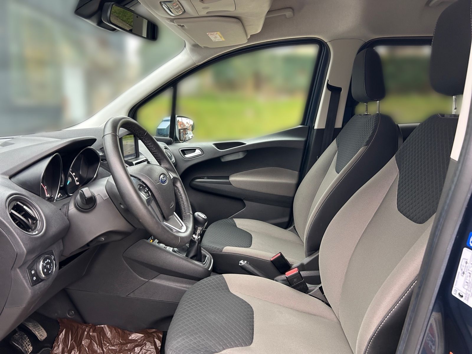 Fahrzeugabbildung Ford Tourneo Courier 1,0 Eco Boost Titanium AHK