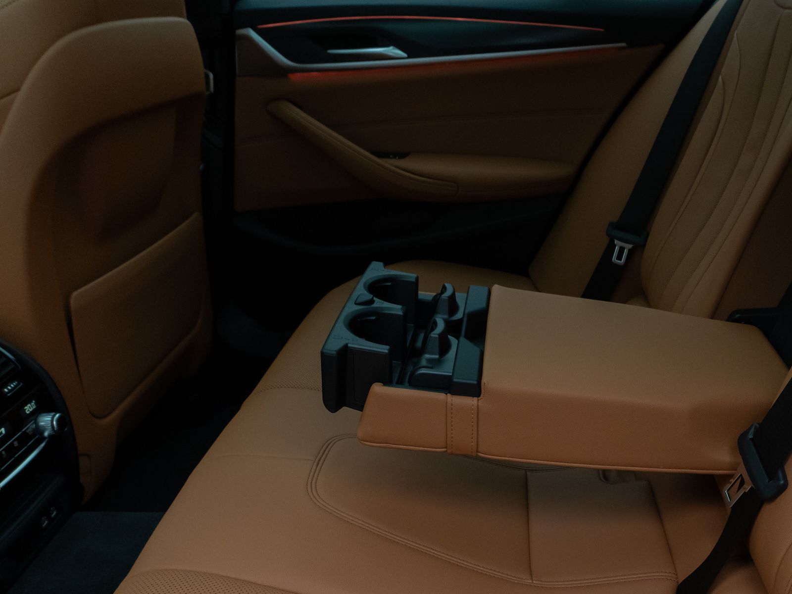 Fahrzeugabbildung BMW 530i M Sport Panorama Kamera DAB HiFi AHK Alarm