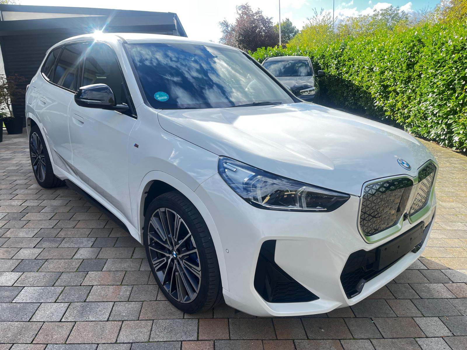 BMW iX1 30 M Sport LivePR HUD H/K  AHK A SITZE 20