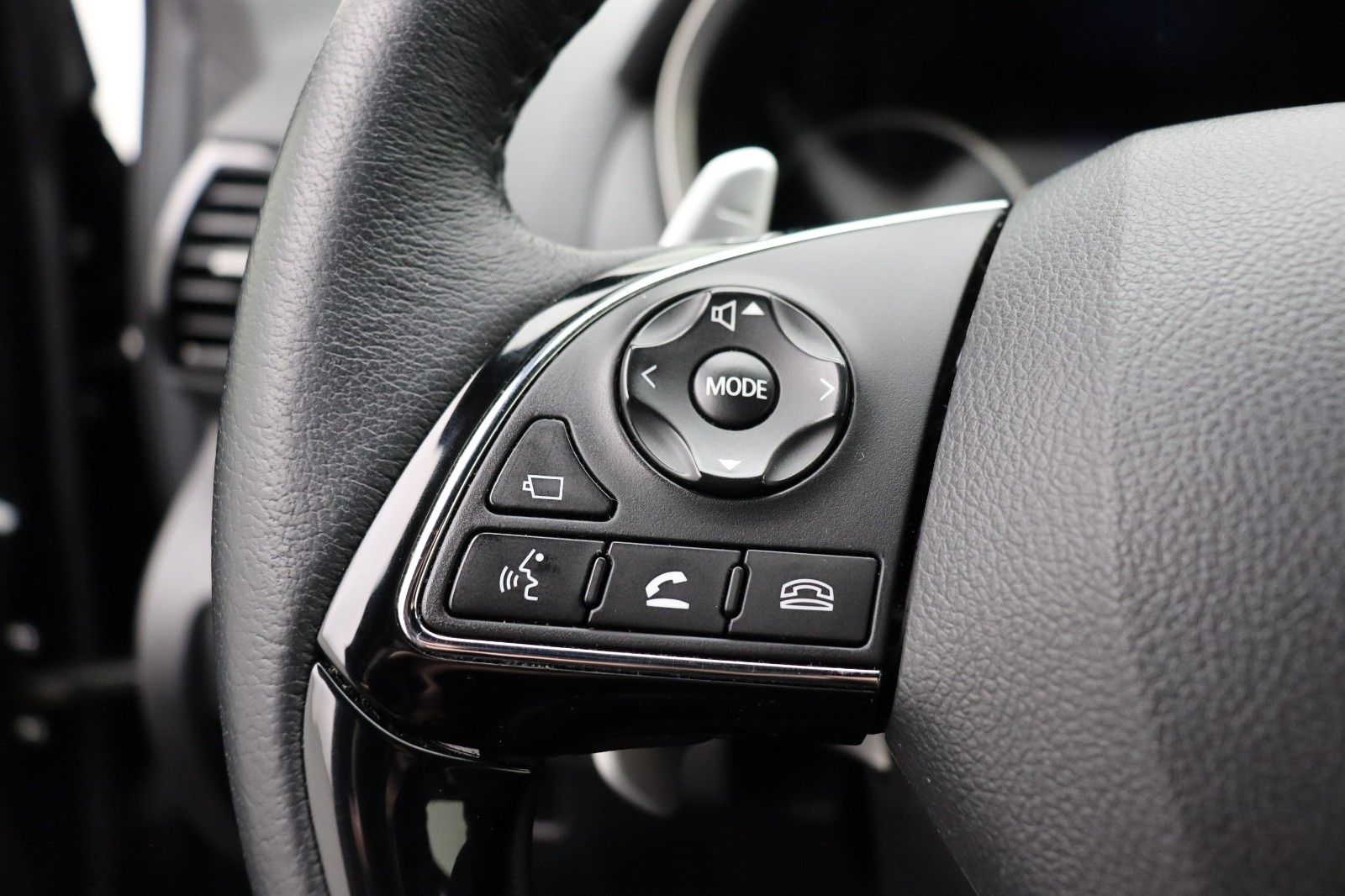 Fahrzeugabbildung Mitsubishi Eclipse Cross 2.4 Intro Edition Hybrid 4WD