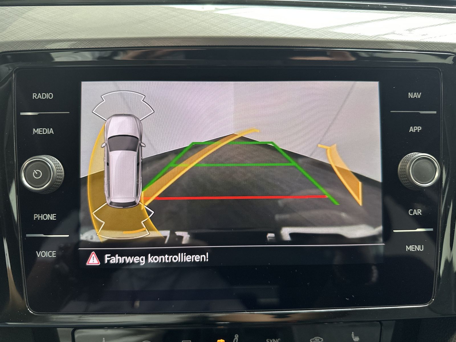 Fahrzeugabbildung Volkswagen Passat Variant 2.0 TDI Business DSG NAV+LED+PANO
