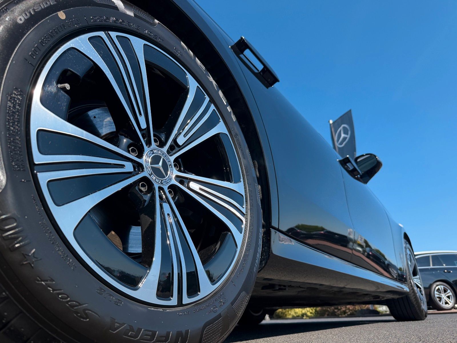 Fahrzeugabbildung Mercedes-Benz E 200 T AVANTGARDE+DISTR+MBUX+AHK+KEYL+LED+TOTW+