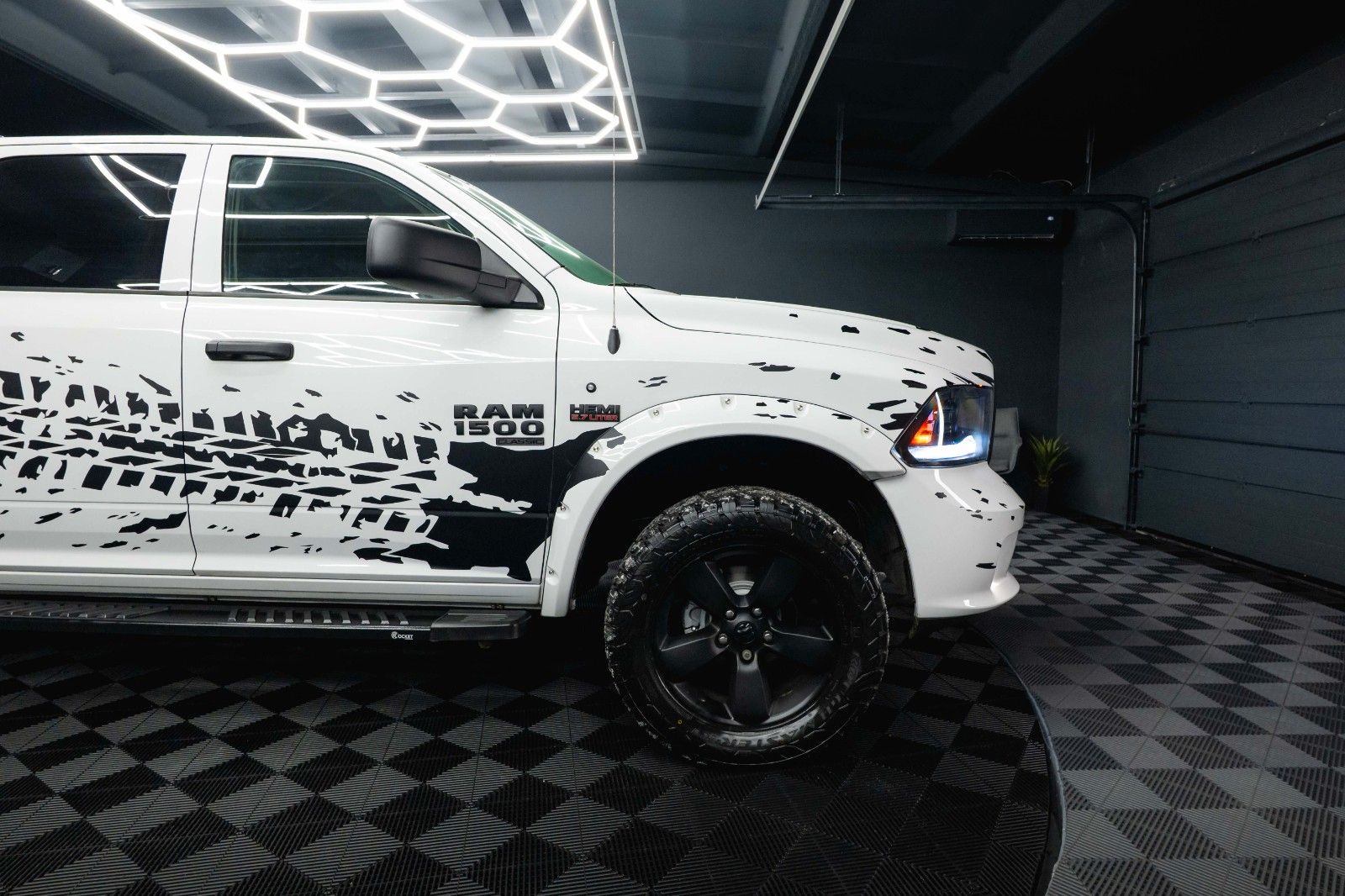 Fahrzeugabbildung Dodge RAM 5.7 V8 HEMI 4x4 OFFROAD Night-Paket *LED*AHK