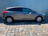 Ford FOCUS 1.6 TITANIUM VOLL SCHECKHEFT SCHEIBENHEIZG - Ford Focus: 1.6