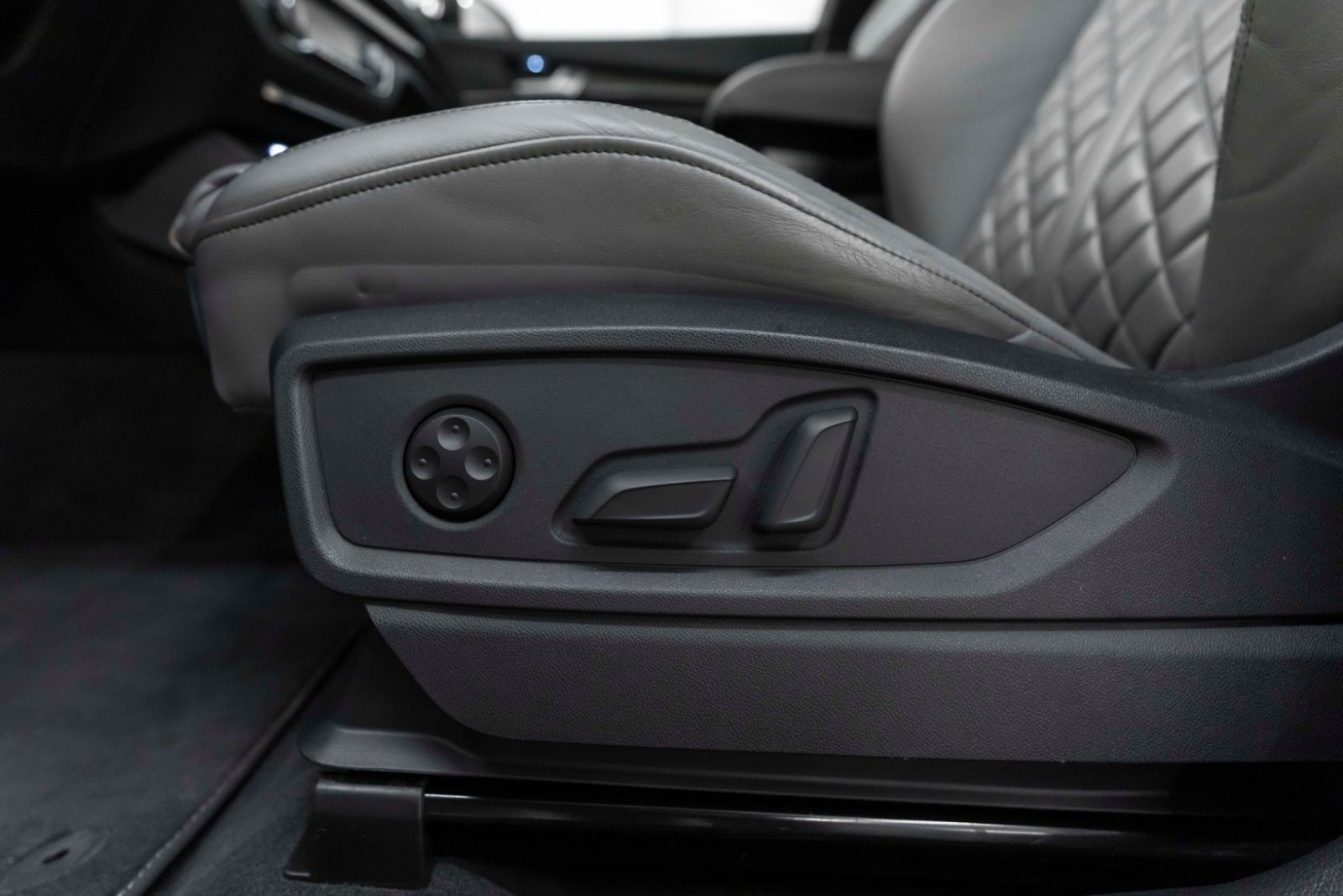 Fahrzeugabbildung Audi SQ5 Sportback 3.0L TFSI ACC 360° LED PANO MEMORY