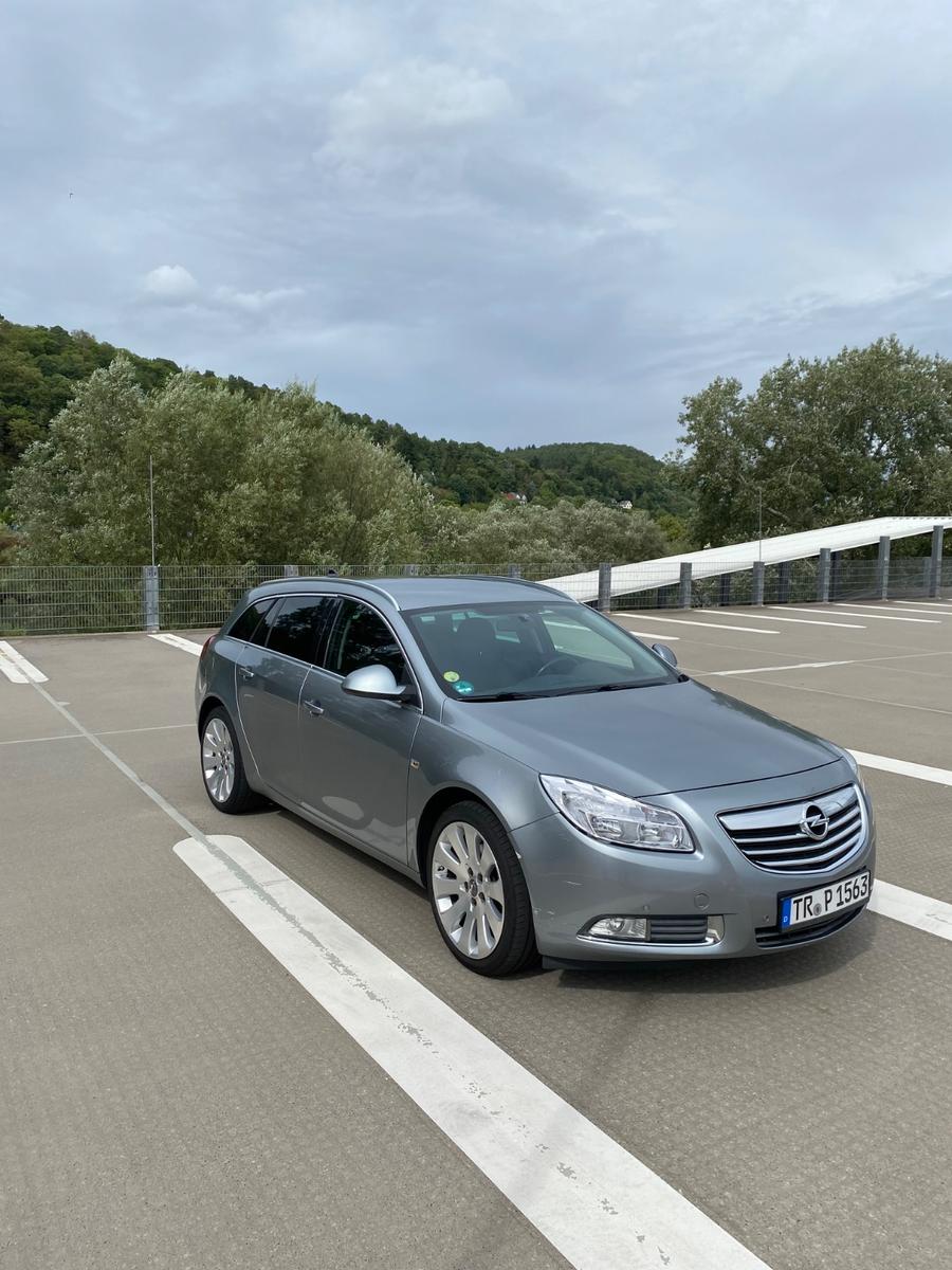Opel Insignia 2011 — rear view