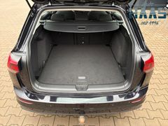 Fahrzeugabbildung Volkswagen Golf VIII Variant Life Navi Sitzh LED ACC AHK