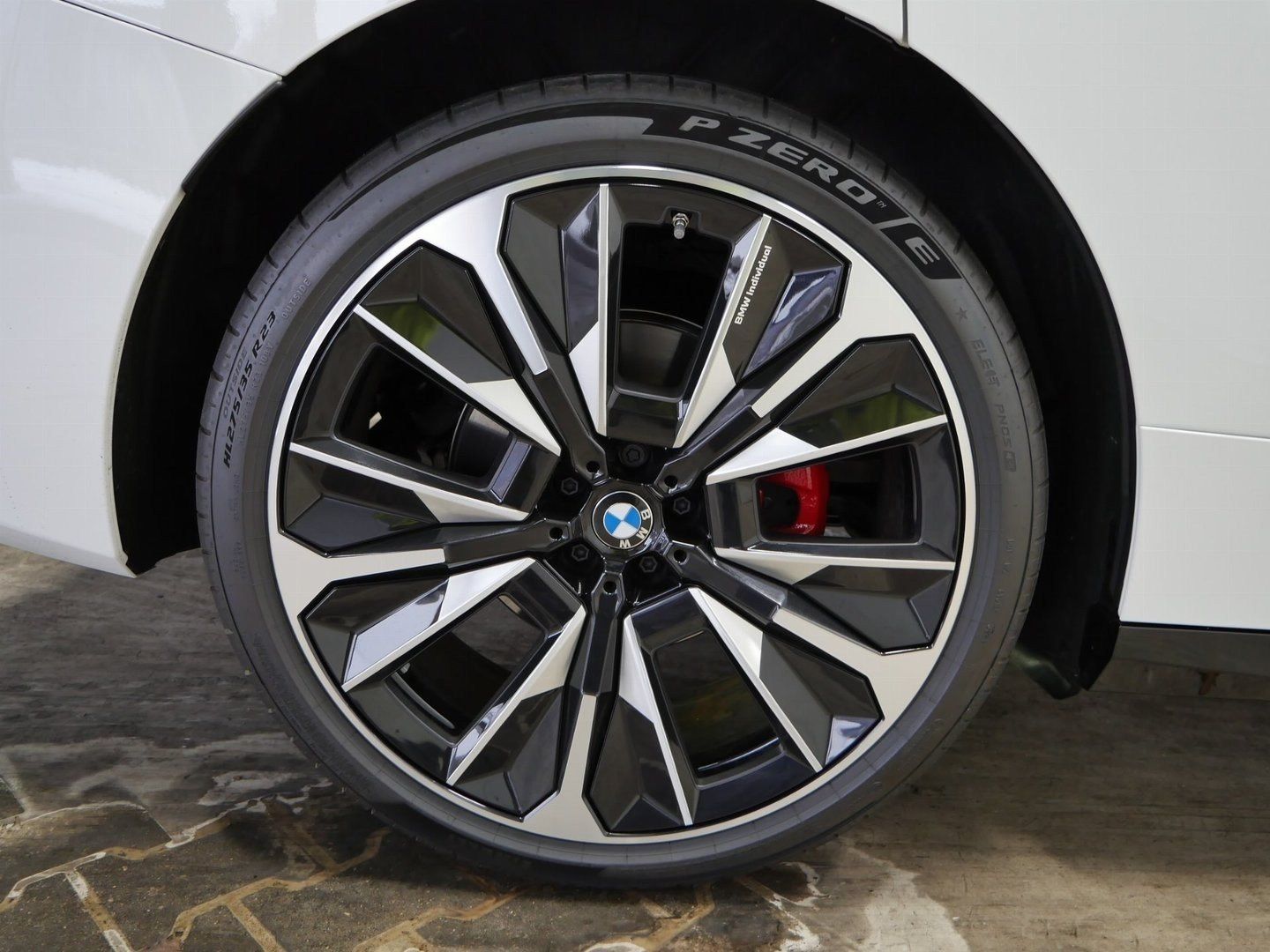 Fahrzeugabbildung BMW iX xDrive60 M Sportpaket B&W Surround DAB LED