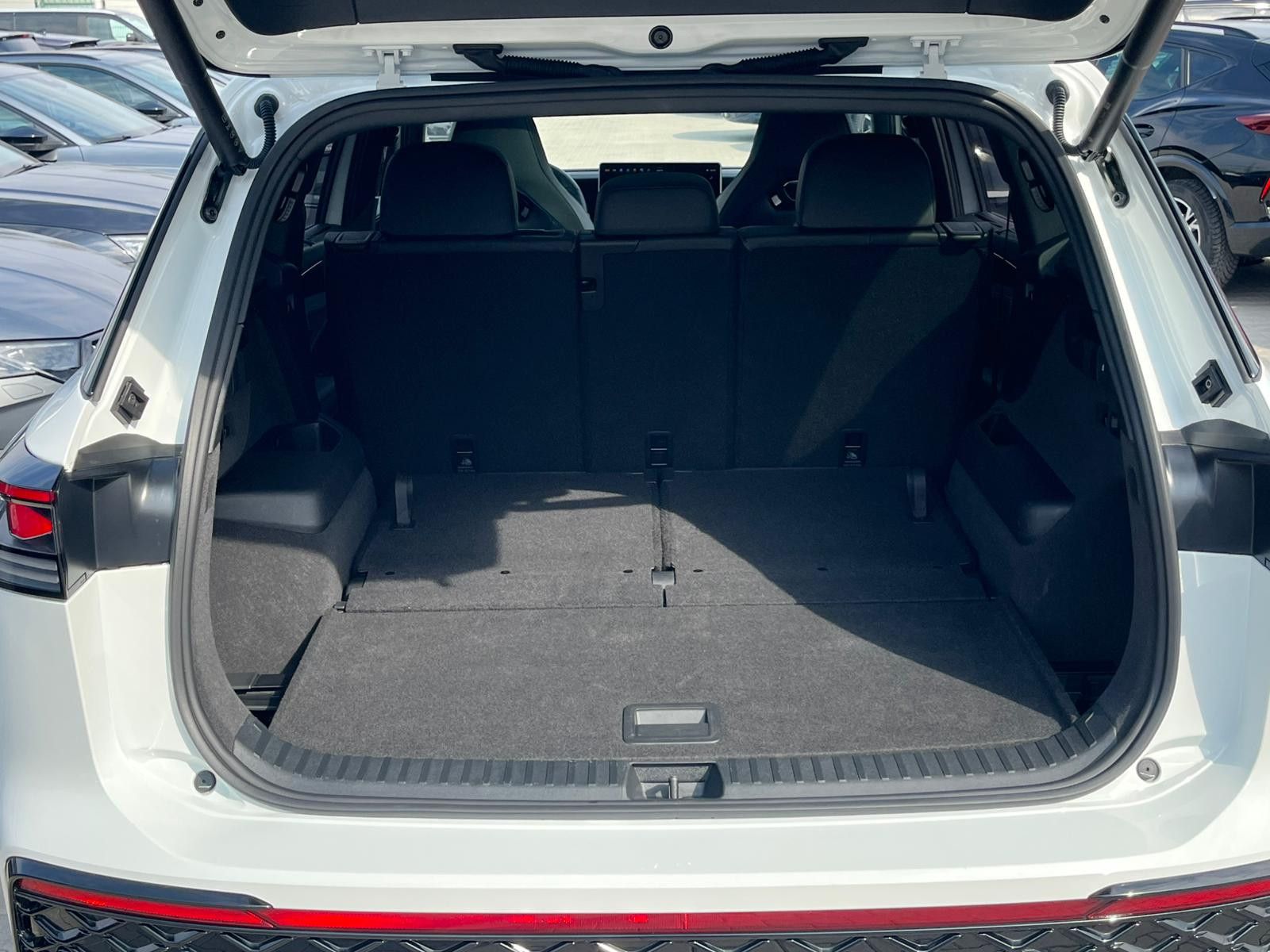 Fahrzeugabbildung Volkswagen Tayron 2.0 TDI 4M R-Line BLACK*7Si*MATRIX*PANO