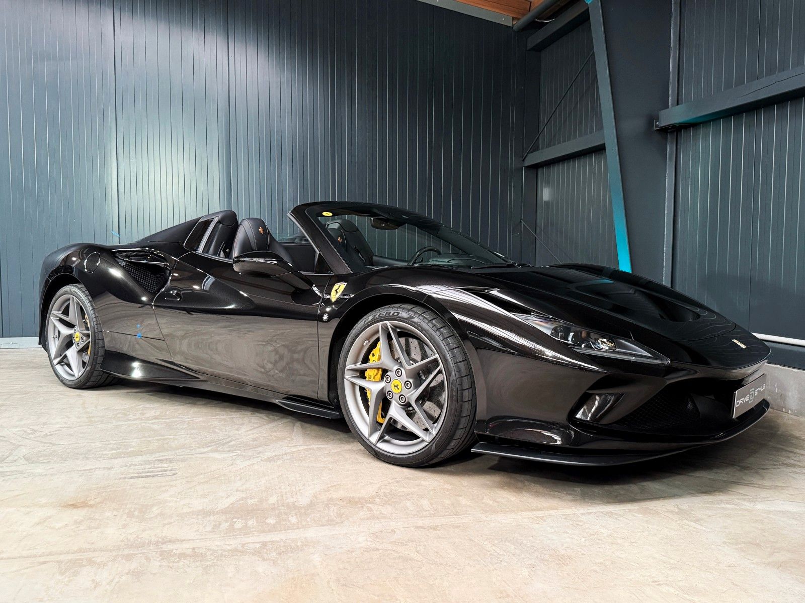 Fahrzeugabbildung Ferrari F8 Spider + Nero Daytona + Carbon + Lift + Garan