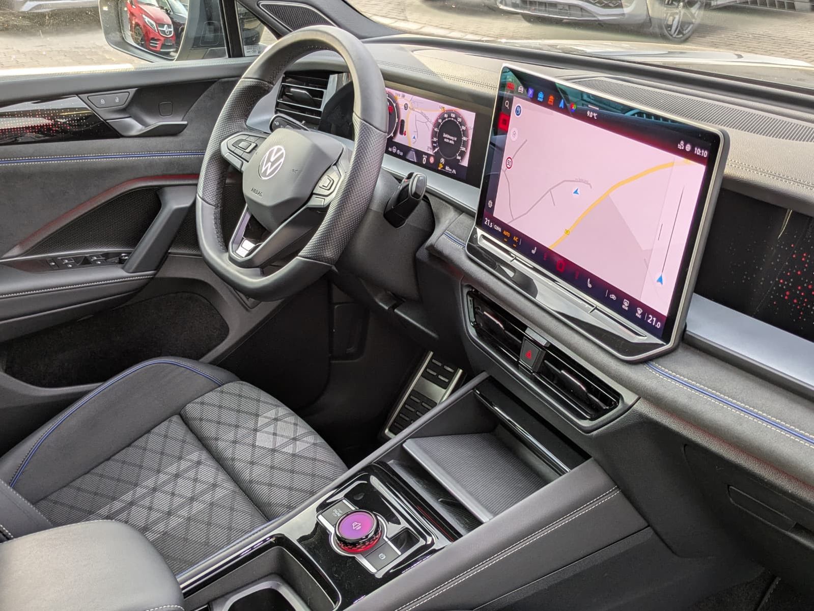 Fahrzeugabbildung Volkswagen Tayron 2.0 TDI 4M R-Line BLACK*7Si*MATRIX*PANO