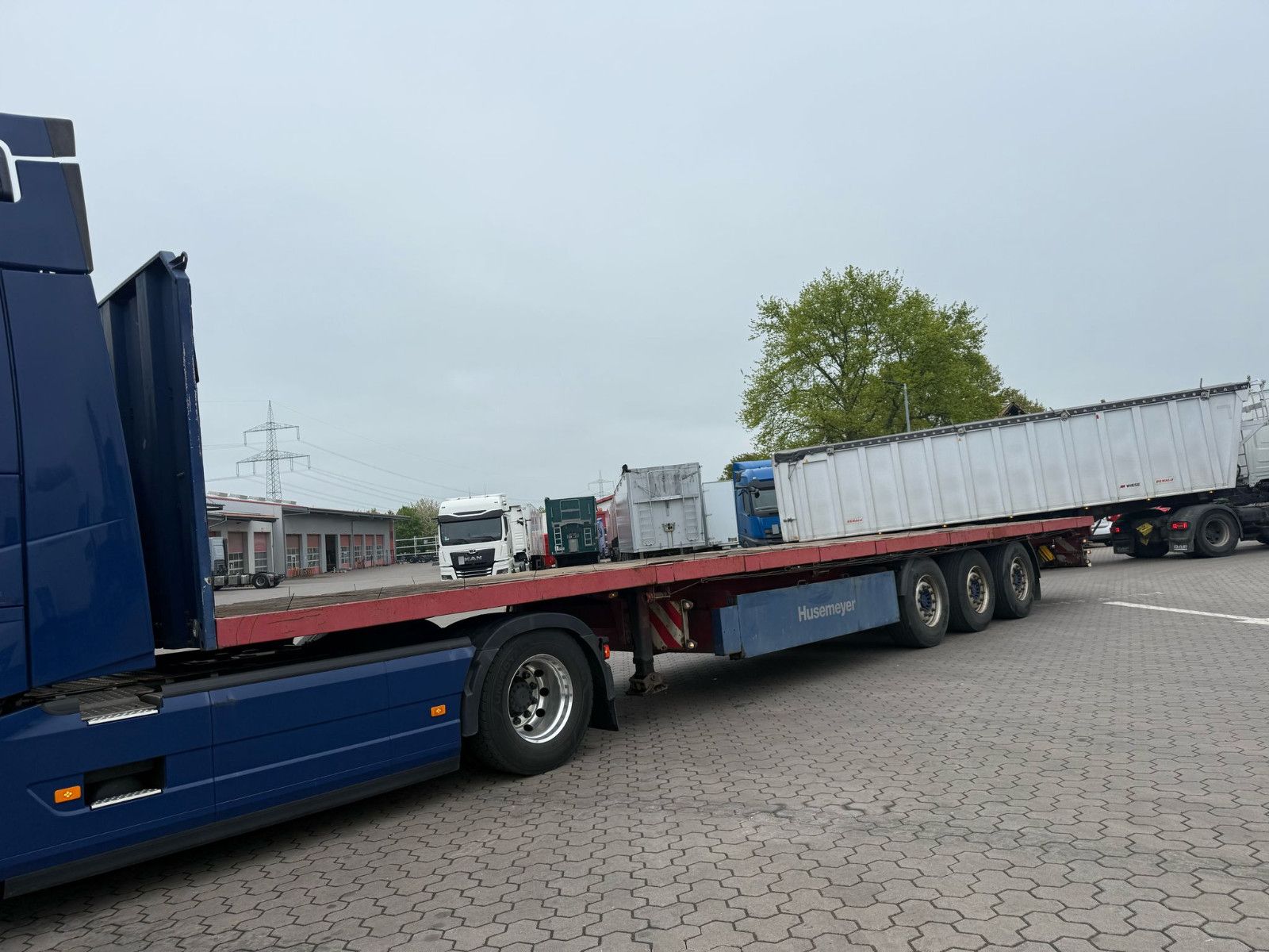 Fahrzeugabbildung Schwarzmüller SPA 3/E Plattform Auflieger mit Schwerlastwinden