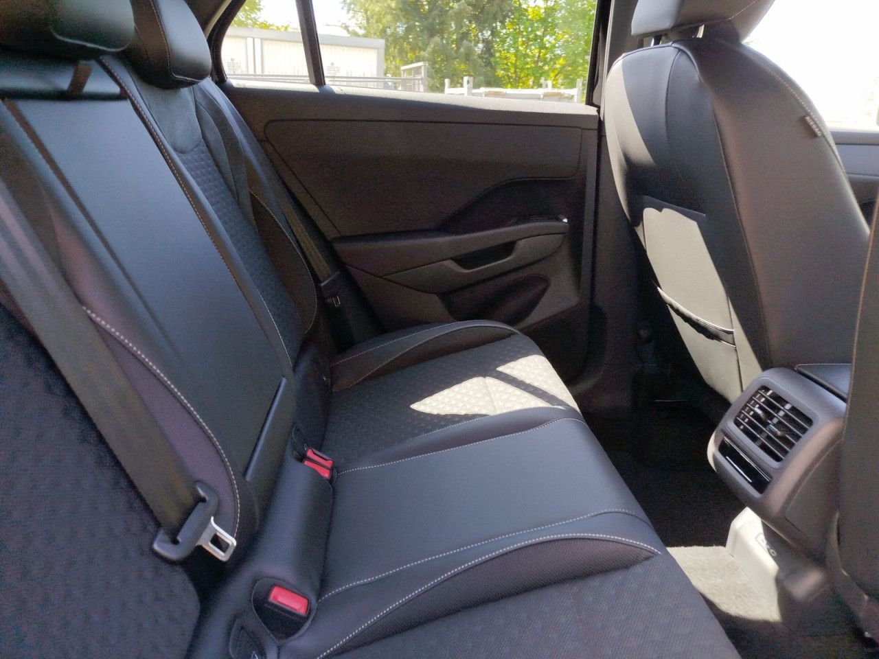 Fahrzeugabbildung Volkswagen T-ROC R-Line NF 1.5 B 110eTSID7F