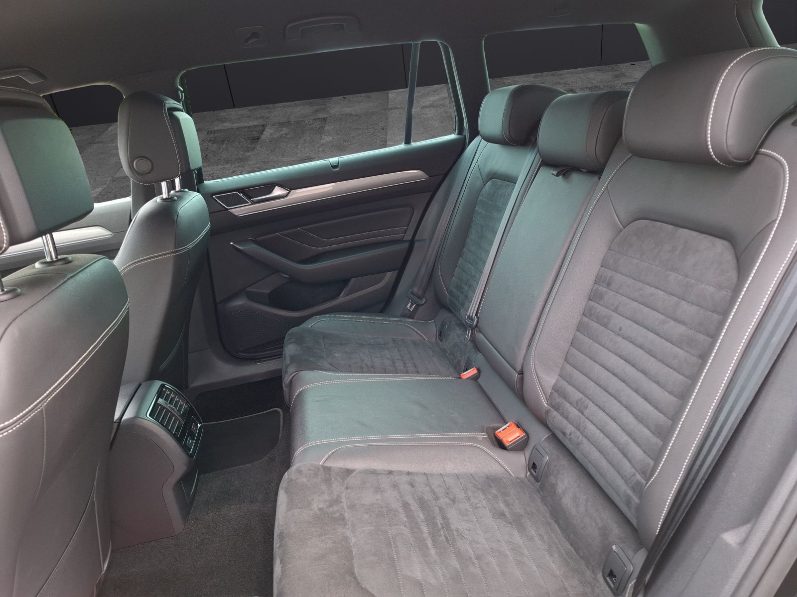 Fahrzeugabbildung Volkswagen Passat Variant GTE Standhzg Matrix AHK Leder ACC